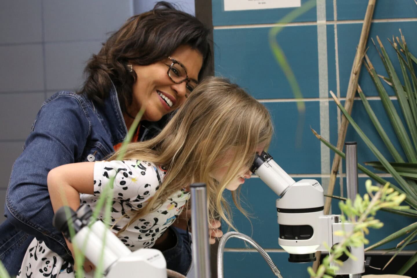 Commissioner Kim Hunter Reed helps a young learner at the LUMCON Open House event.