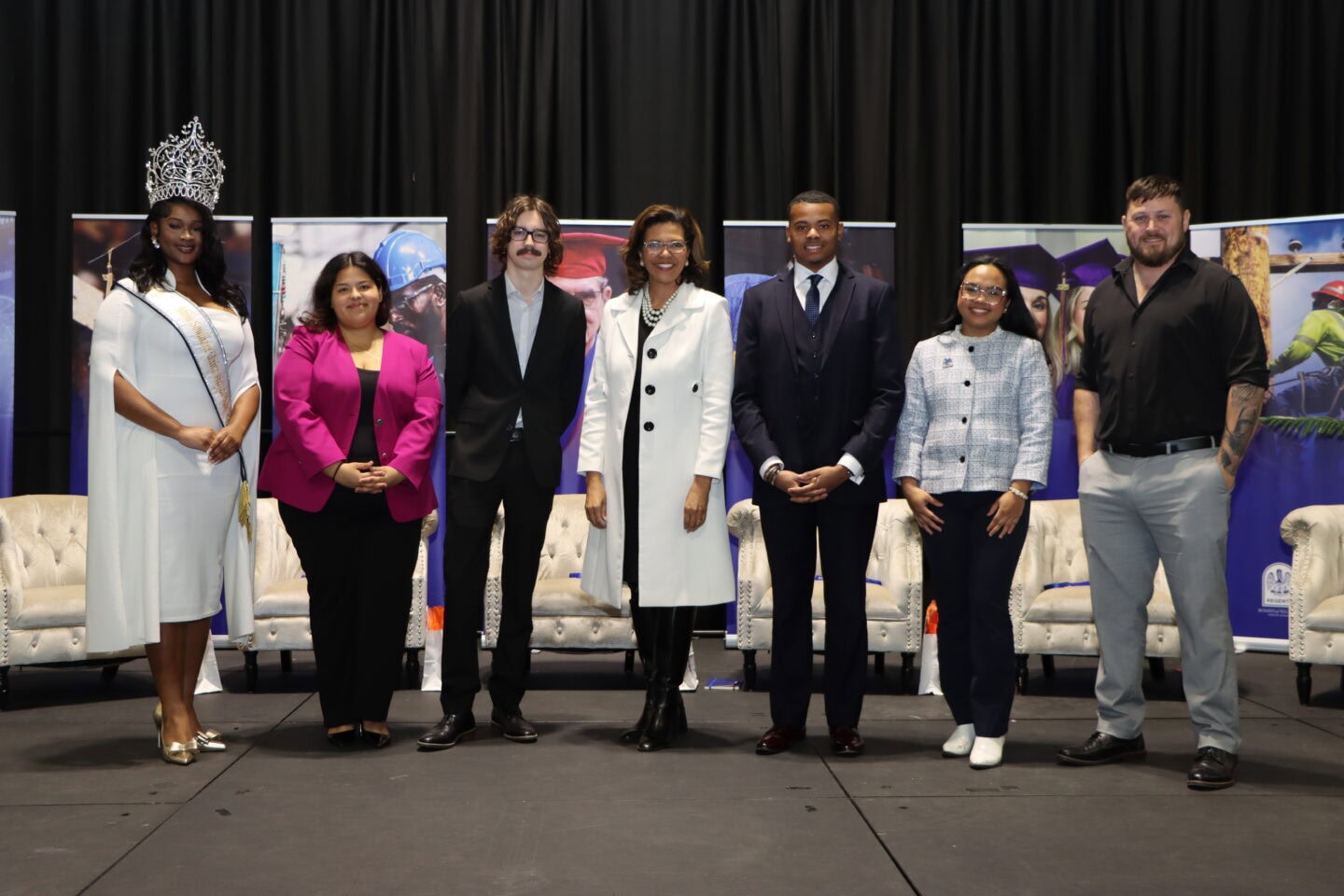 Commissioner Kim Hunter Reed poses with the six students who participated in the Student Panel at Meauxmentum Summit.